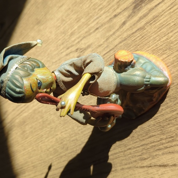 Vintage Tilso Pixie Elf with Mandolin.  Resin 7 1/2" figurine, 1960s. - Picture 2 of 10